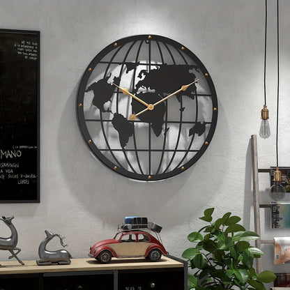 ChronoWorld - Stijlvolle metalen wandklok met gouden cijfers